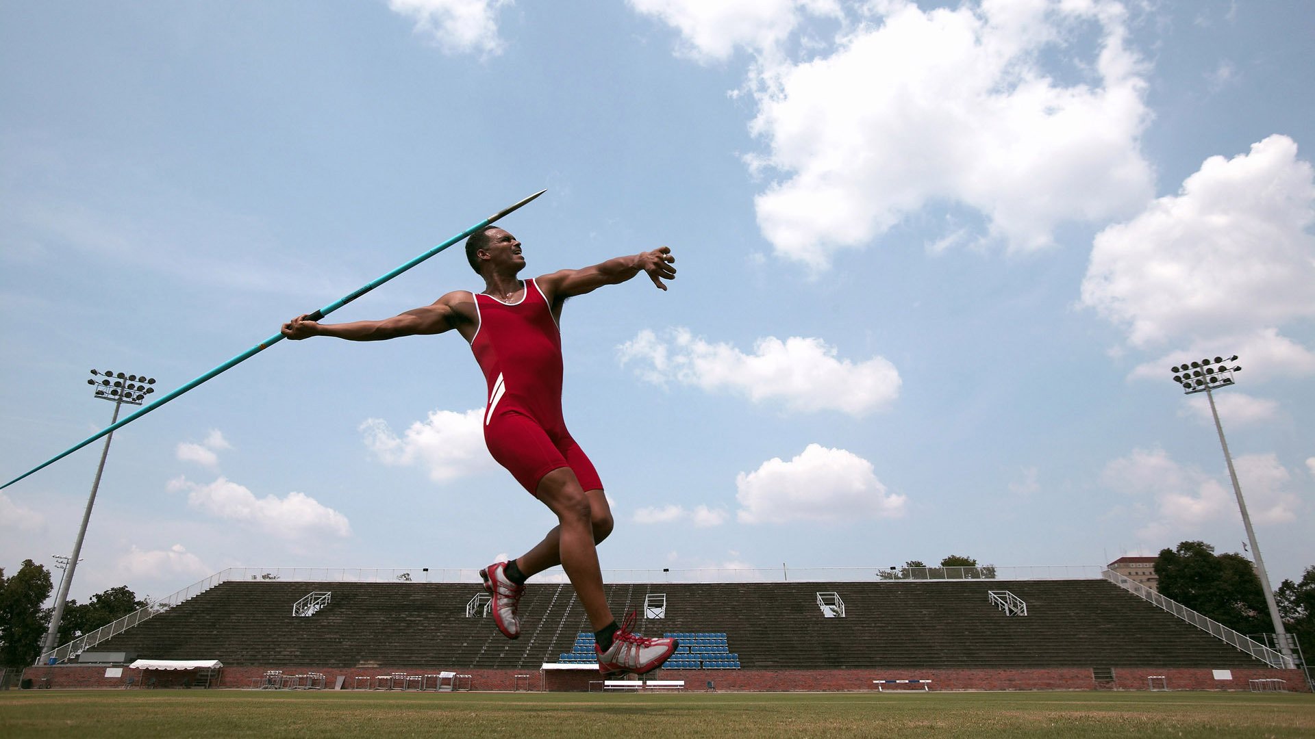 开云体育中国-刚柔并济,足球的生死逆转与羽毛球的绝对掌控